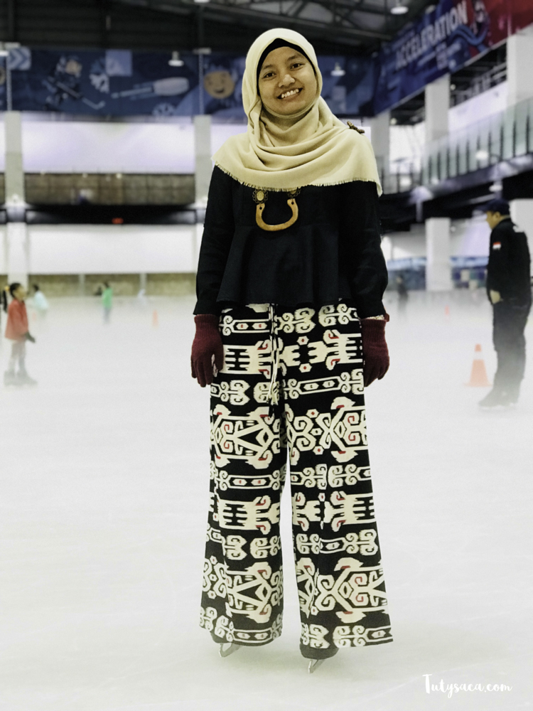 Tuty Saca Bermain Ice Skating Di Aeon Mall Jakarta Garden City