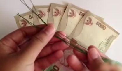 Gambar seni origami melipat uang kertas