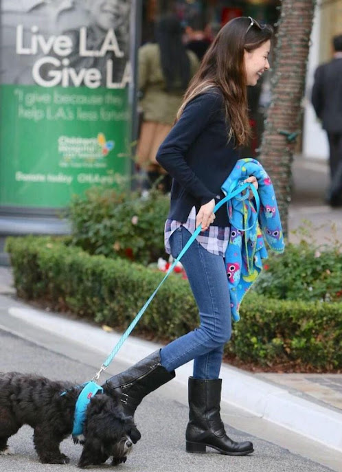 miranda cosgrove fans peru walks her dog out in los angeles penelope puppy perro icarly  *