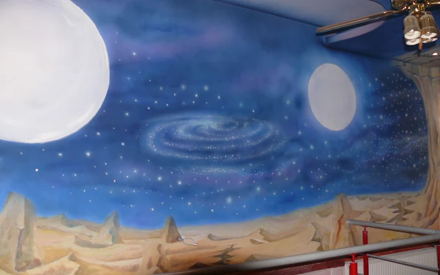 Malowanie w klubie kosmosu na ścianie, Obraz przedstawiający galaktykę, aranżacja baru