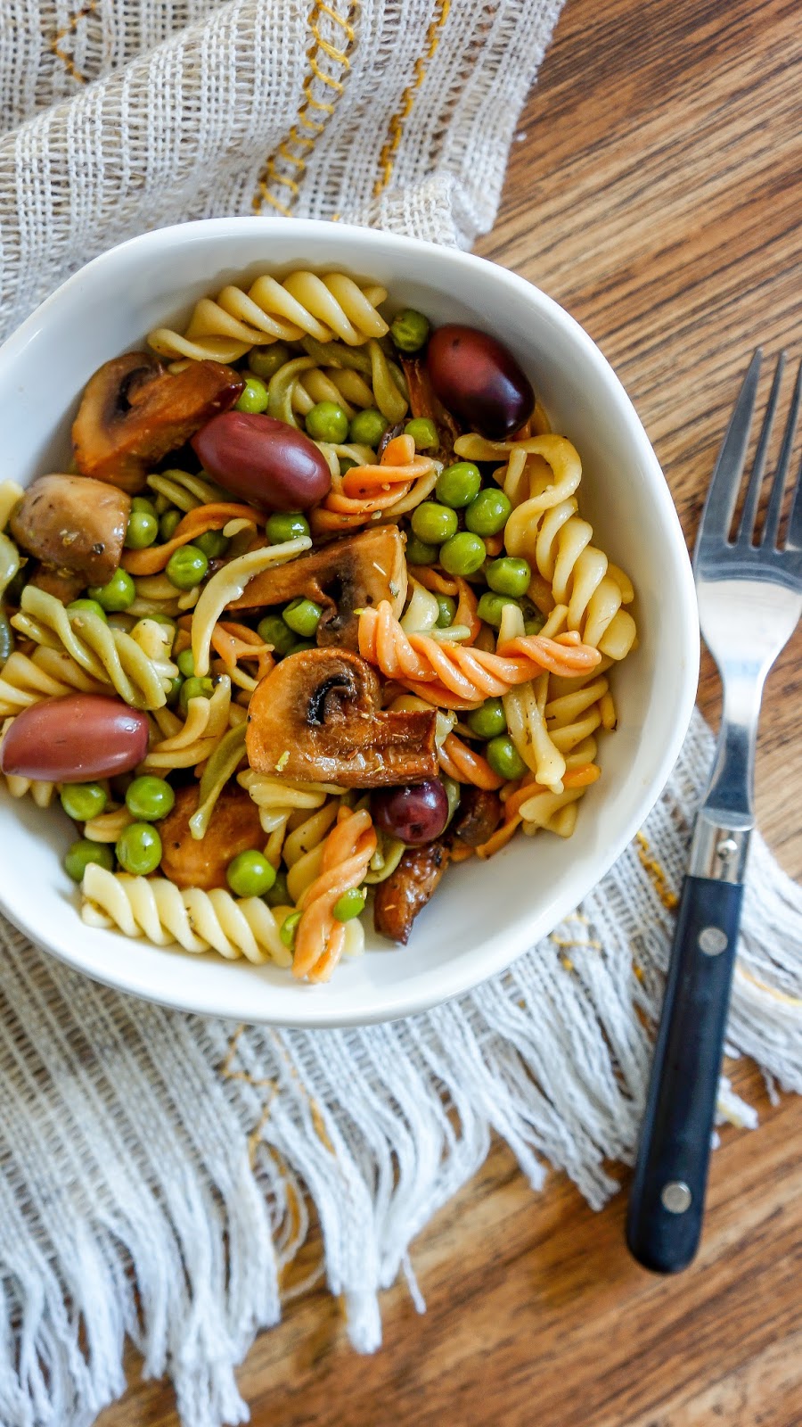 Pasta salad with green peas and roasted mushrooms