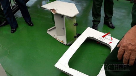 Hinh anh dau tien ve manh vo may bay tuan tham CASA 212 bi roi - Anh 11