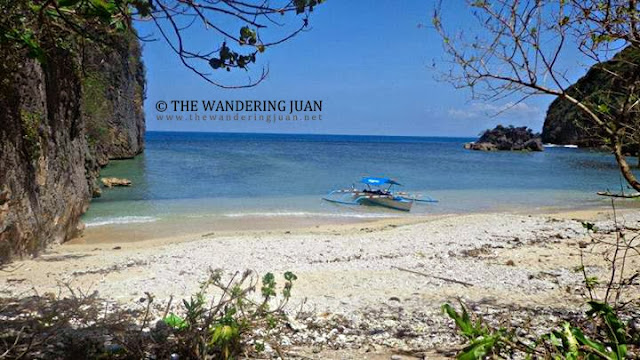 island hopping in Caramoan