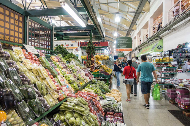 O interior do Mercado Municipal de Curitiba