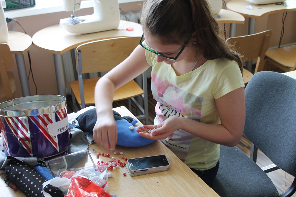 девочки шьют на технологии