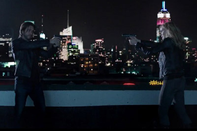 Cole e Cassie de os doze macacos Cole e Cassie de os doze macacos mirando suas armas um para o outro