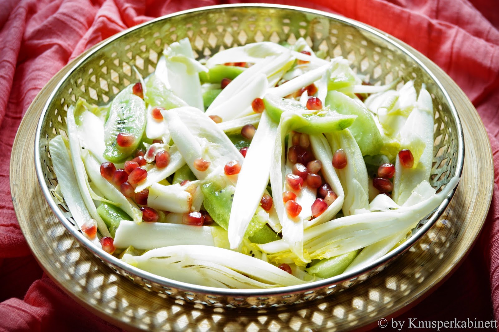 Knusperkabinett: Fruchtiger Chicoreé-Kiwi-Salat an einem spritzigen ... Knusperkabinett: Fruchtiger Chicoreé-Kiwi-Salat an einem spritzigen ...