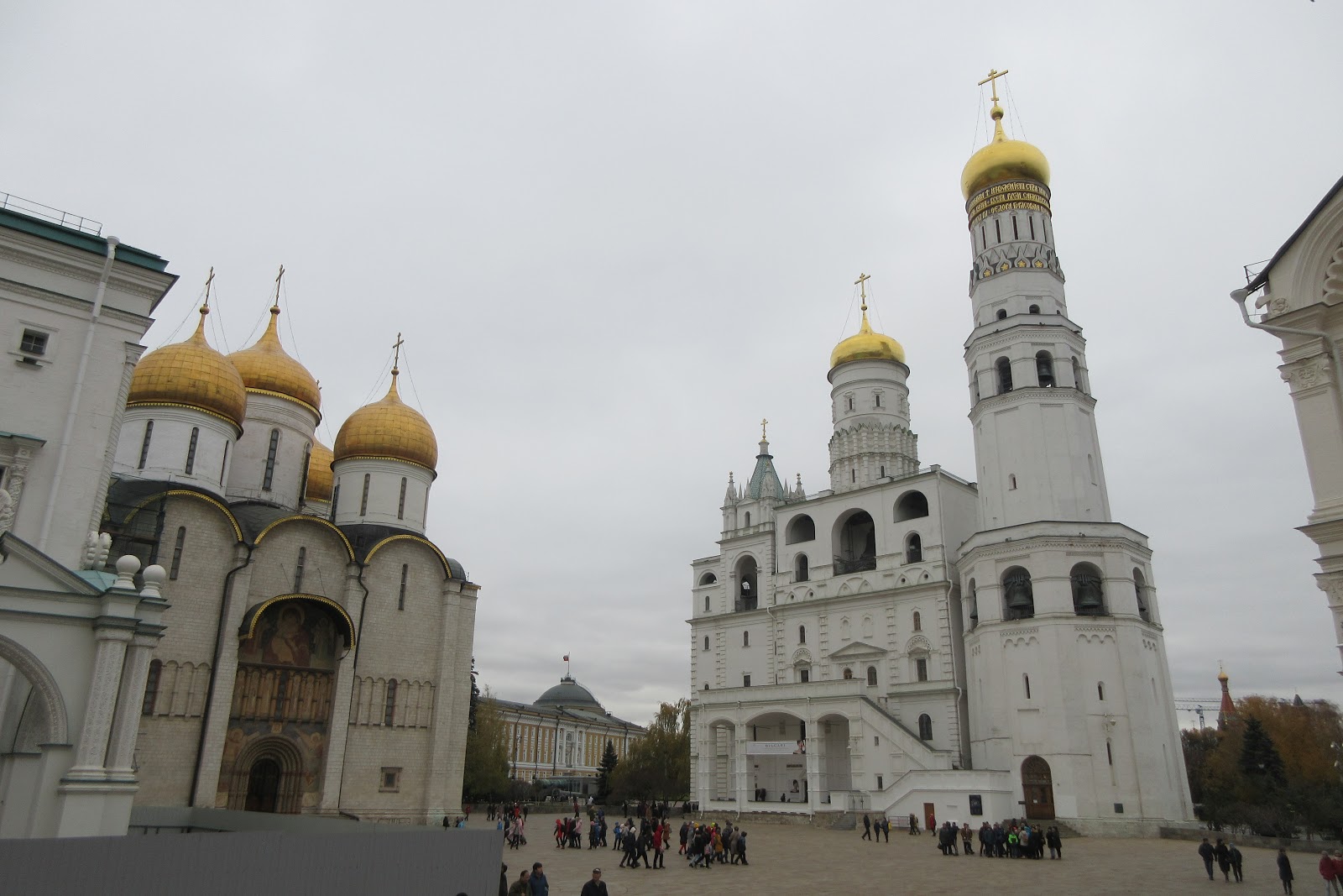 здания расположенные на соборной площади кремля и их названия