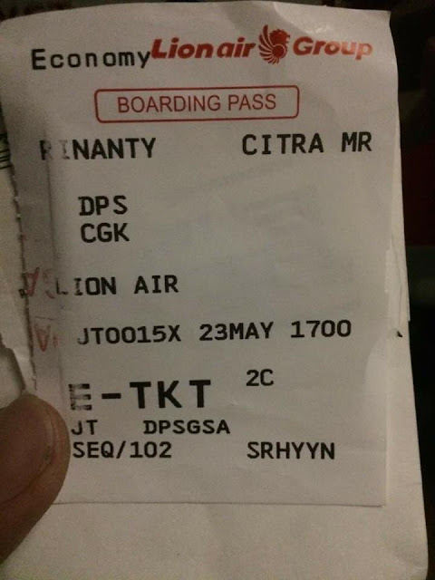 Viral! Penumpang Lihat Seorang Wanita Masuk di Kokpit Pesawat `Lion Air` Saat Sedang Terbang Viral! Penumpang Lihat Seorang Wanita Masuk di Kokpit Pesawat `Lion Air` Saat Sedang Terbang