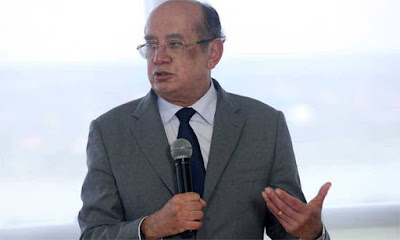 Aos gritos de 'Fora, Gilmar', passageiros hostilizam ministro do STF Aos gritos de 'Fora, Gilmar', passageiros hostilizam ministro do STF