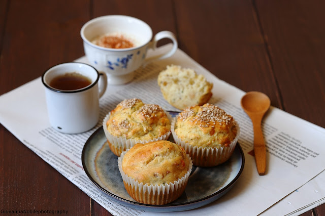 Muffin con scamorza, nocciole e timo