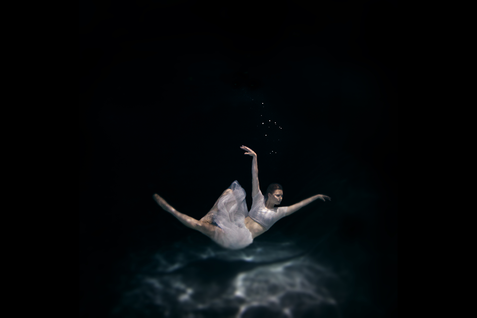 19-Under-Water-3-Jenna-Martin-Surreal-Photographs-with-Underwater-Shots-www-designstack-co