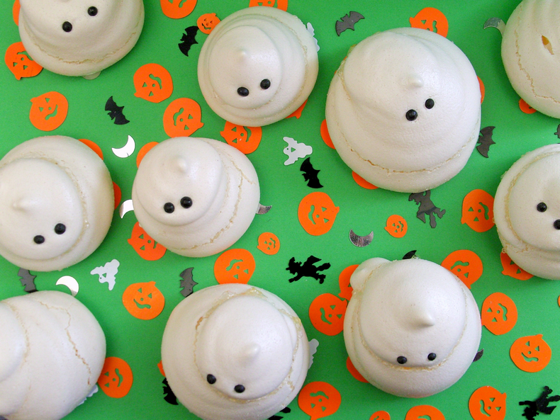 Halloween Ghost Meringues | A Cup of Sprinkles | Recipes from my French ...