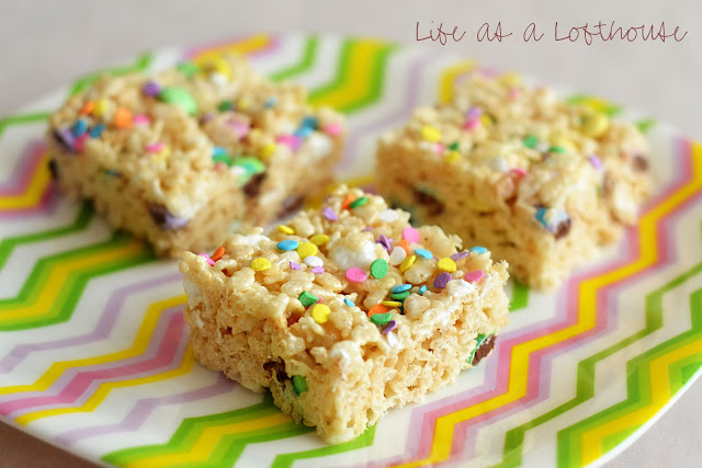 These Rice Krispie Treats are loaded with mini marshmallows, plain M&M's and topped with sprinkles. Life-in-the-Lofthouse.com