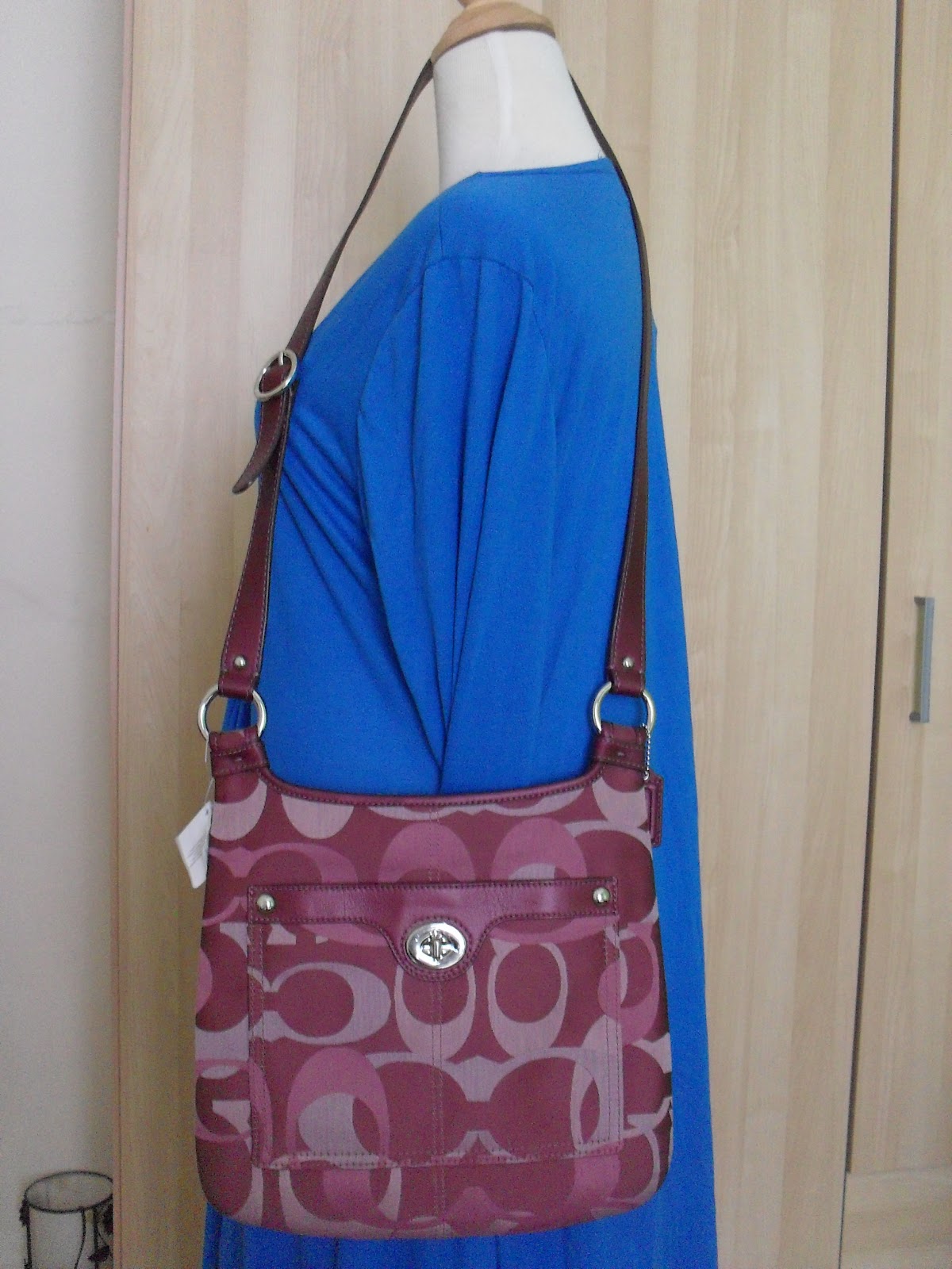 Handbags Haven Enterprise COACH PENELOPE OPTIC SIGNATURE HIPPIE CROSS