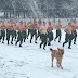 Οι φωτογραφίες με τους ημίγυμνους Έλληνες στρατιώτες στα χιόνια που γονάτισαν το ιντερνετ