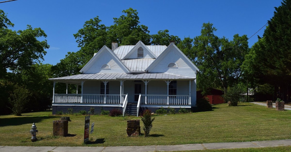 Home in Downtown Gillsville on the Hall County Side