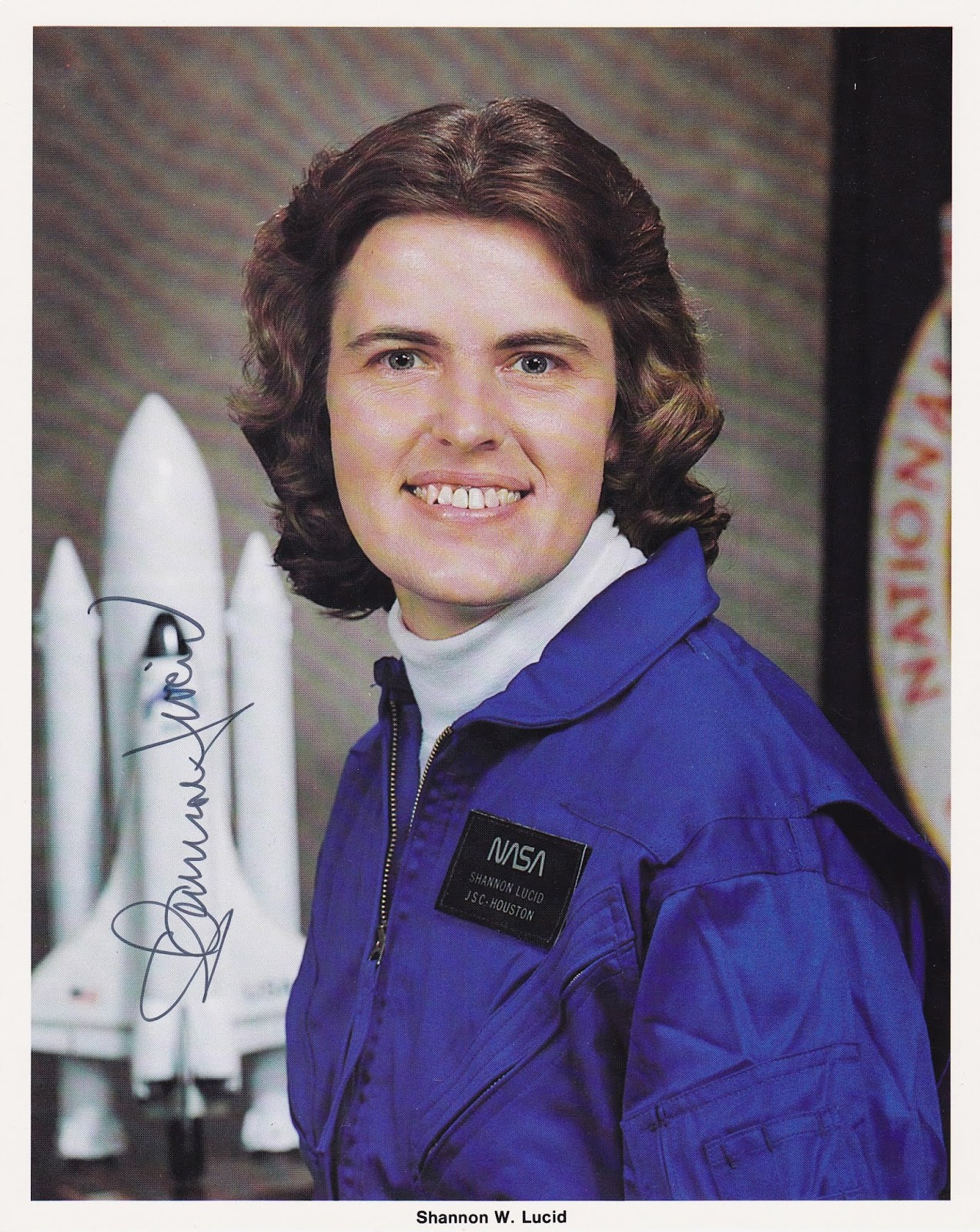 Женщина космонавт фото. Шеннон Люсид. Женщина космонавт. Женщина космос.