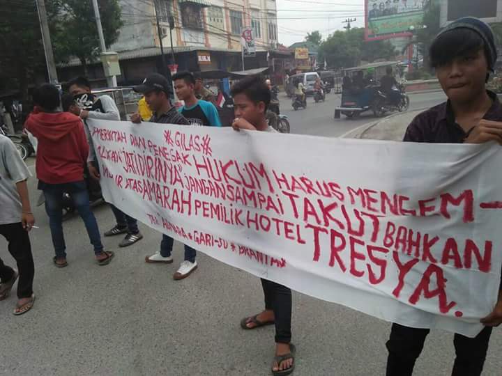 Demonstran yang menunutut Hotel Tresya di Tanjungbalai ditutup. Demonstran yang menunutut Hotel Tresya di Tanjungbalai ditutup.