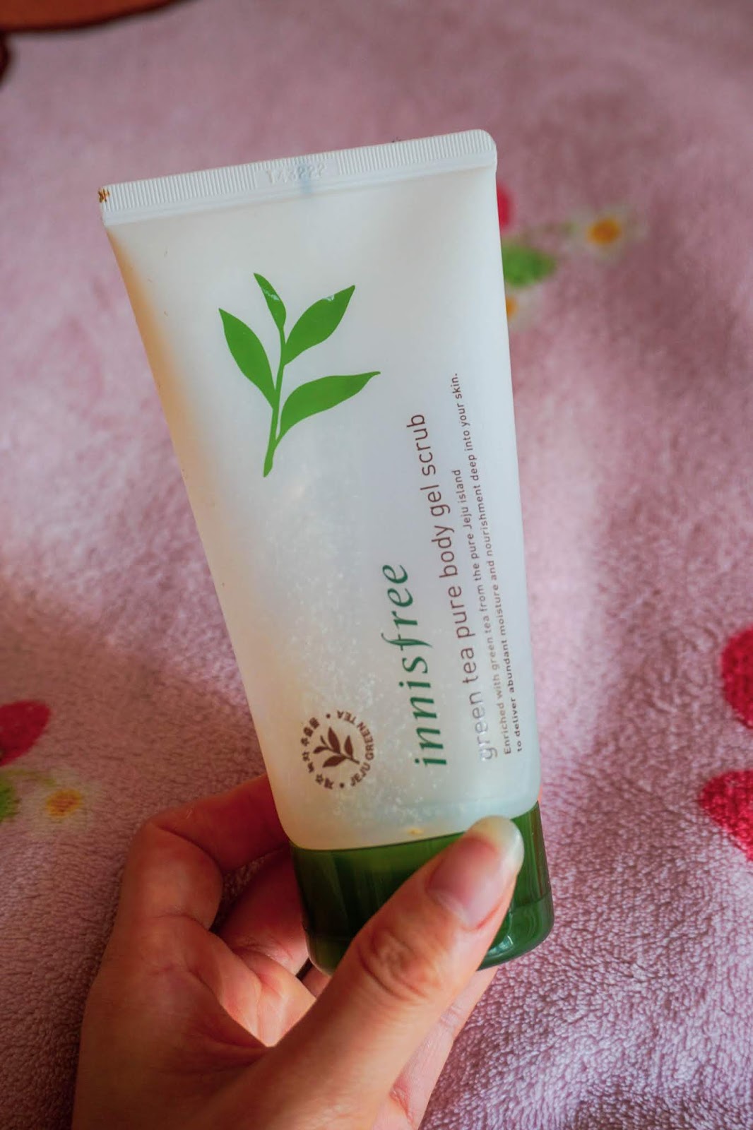 Review Innisfree Green Tea Pure Body Gel Scrub 🌿 LAZYPANDAH