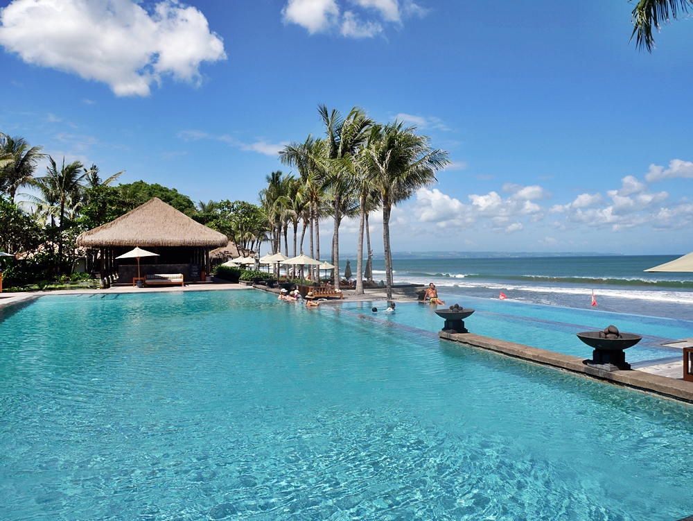 EAT & CHILL IN LUXURY AT THE LEGIAN BALI