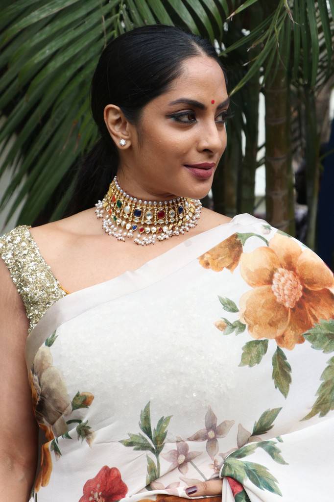 Actress Actress Sriya Reddy Stills In White Saree At Andava Kaanom Movie Audio Launch