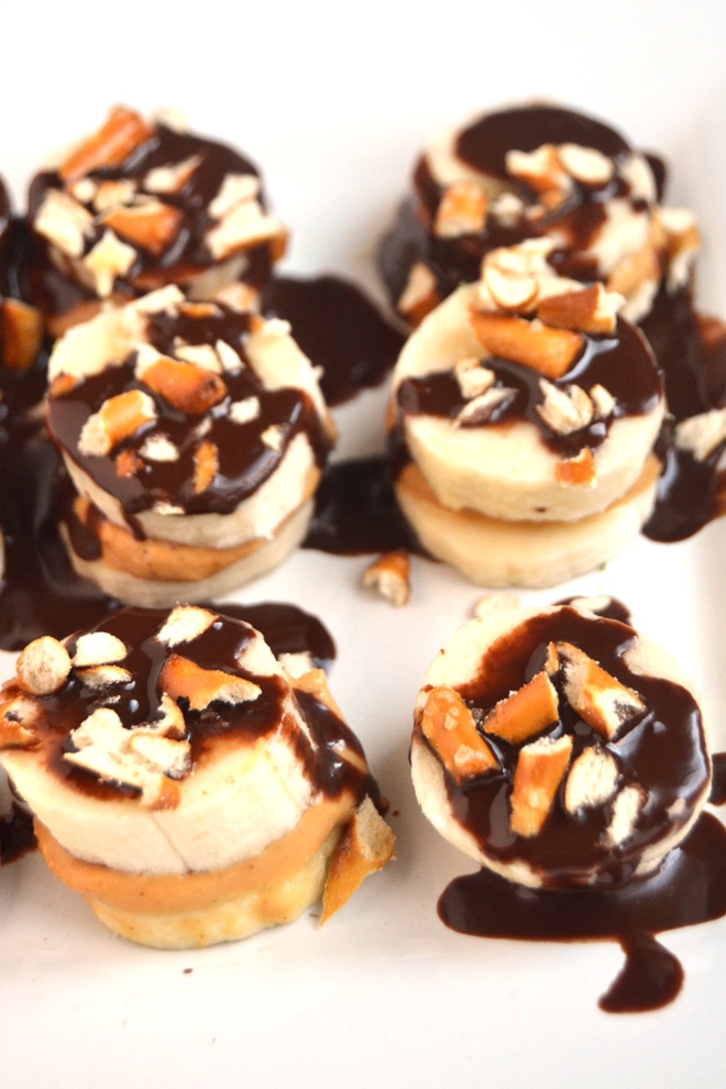 Chocolate Pretzel Peanut Butter Banana Bites are a simple 5 ingredient snack that takes 5 minutes to make! Enjoy frozen or regular. www.nutritionistreviews.com