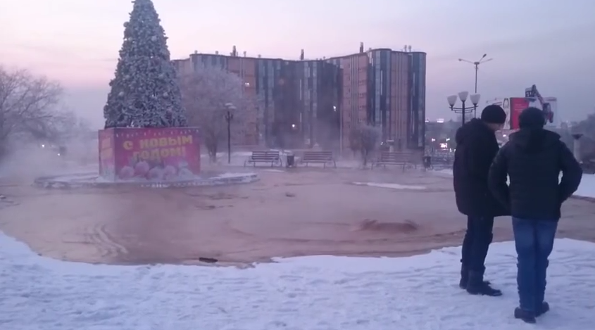 Фонтан из прорванной трубы. Фонтан мгу. Парень с гитарой на закате. А там по прежде бьют фонтаны. А там как прежде бьют фонтаны текст.