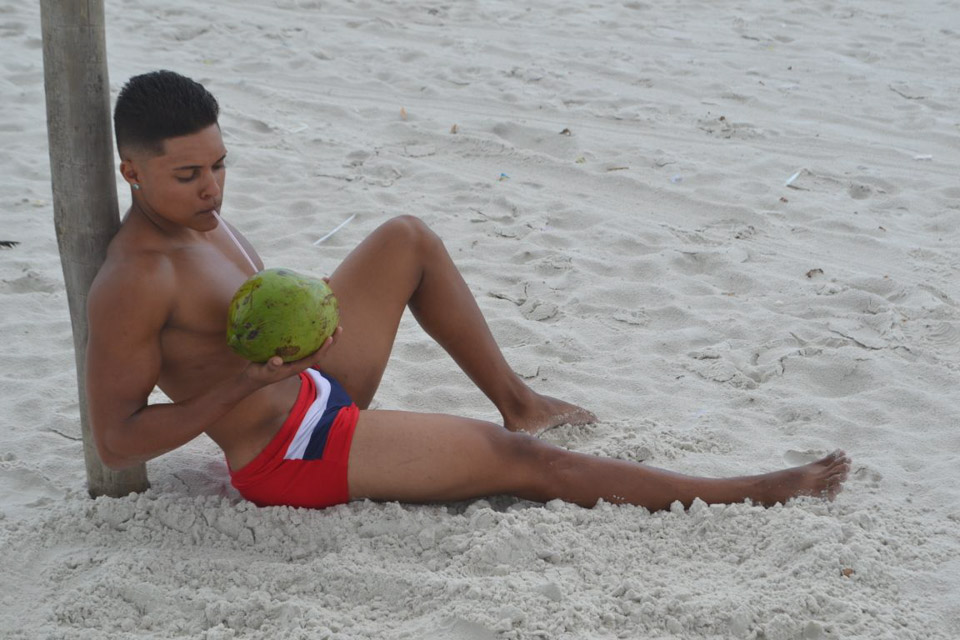 Atleta Body Shape, Richard Pereira mostra o corpo sarado em praia de Cabo Frio. Foto: Sidney Boock