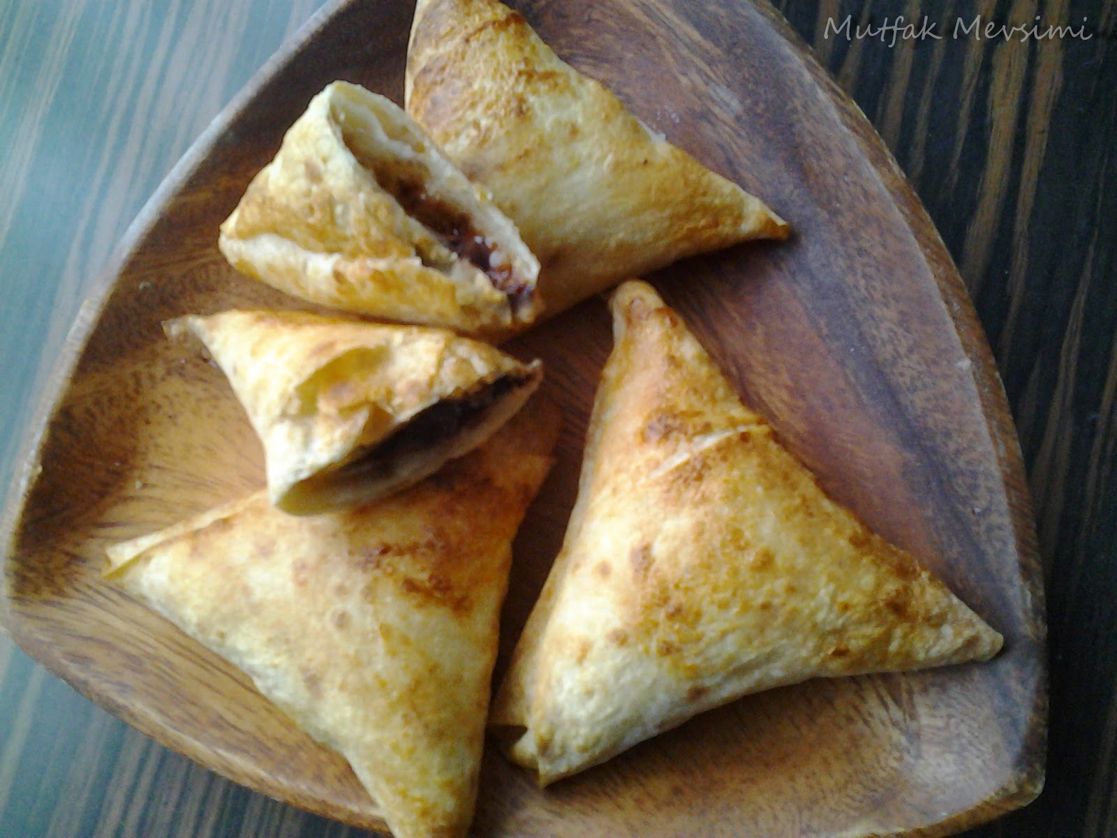 Mutfak Mevsimi Çikolatalı Üçgen Börek