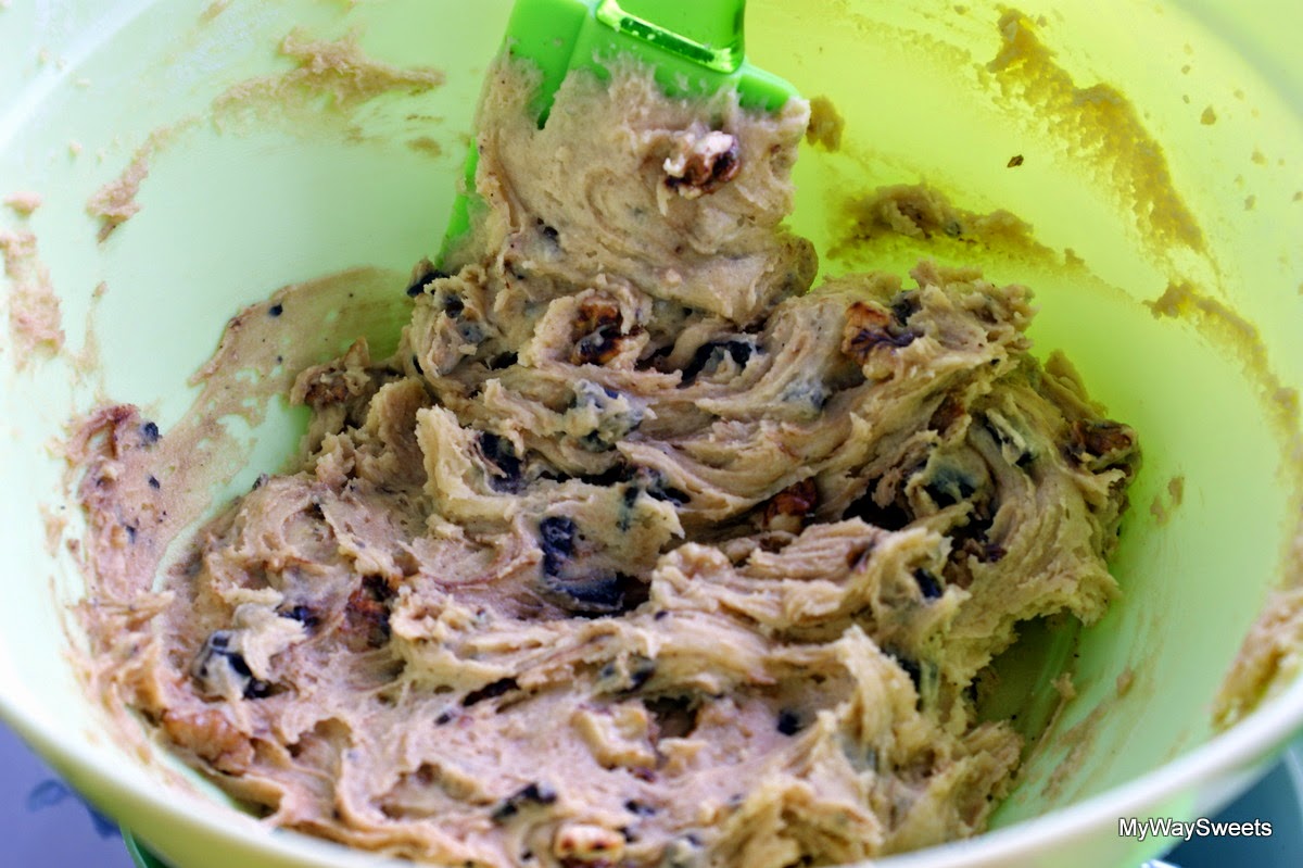 ciastka z czekoladą i orzechami włoskimi