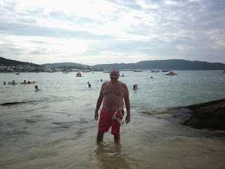 Marcelo posando en la playa en Bombinhas