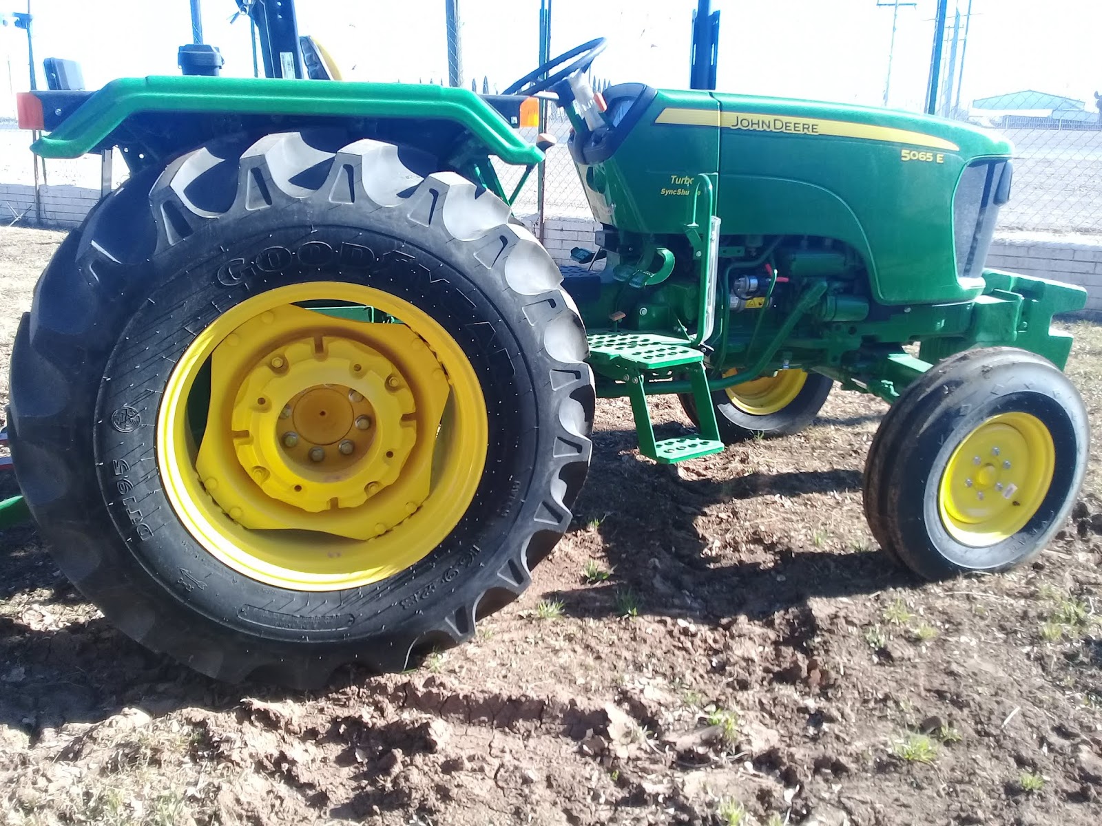 MAQUINARIA AGRICOLA INDUSTRIAL Tractor John Deere 5065E en DOBLE