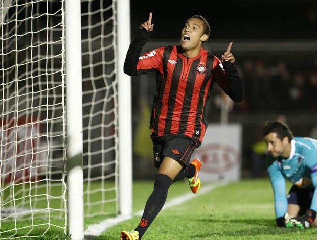 Mercado do Futebol Edigar Junio volta ao AtléticoPR e técnico do