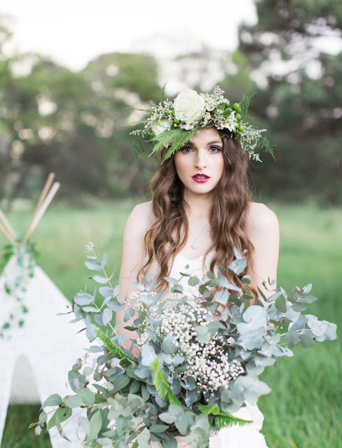 Wedding inspiration - Bridal photoshoot with floral crown, bold lip and vintage style