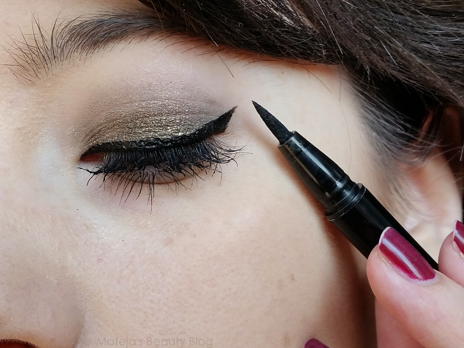 Eyeliner для глаз. Eyeliner подводка для глаз 24 HR. Стрелки жидкой подводкой. Красивые стрелки на глазах жидкой подводкой. Стрелки подводкой фломастером.