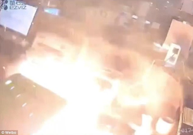 فيديو : لحظة انفجار هاتف “آي فون” في يد رجل كان يحاول إصلاحه!