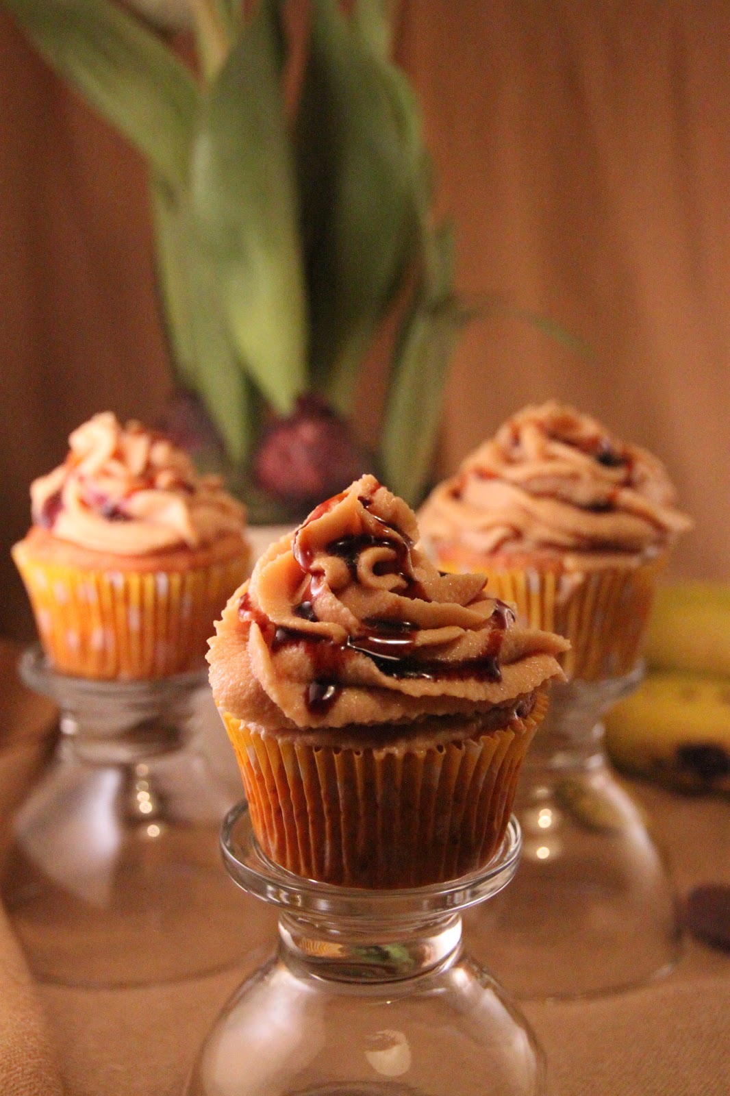Cupcakes de plátano y crocanti de almendras con buttercream de leche