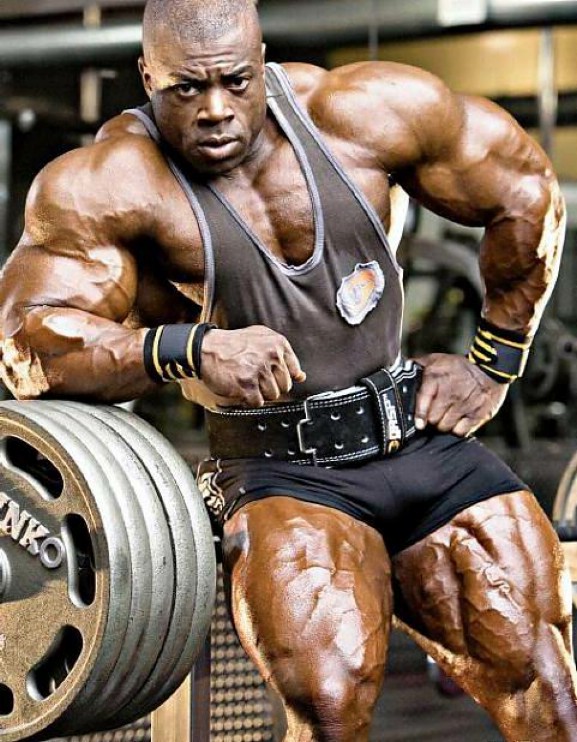 черный бодибилдер. черный бодибилдер. черные бодибилдеры. культурист в черном. черный бодибилдер.