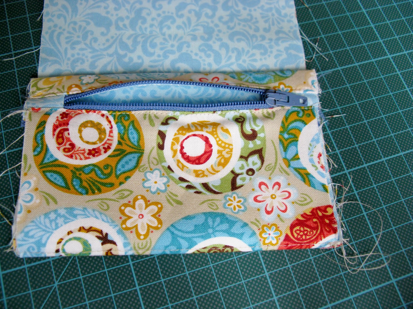 мастер класс по пошиву детского. маленький кошелек из ткани. швейные мастер классы для детей. кружки по шитью для детей. креативное рукоделие.