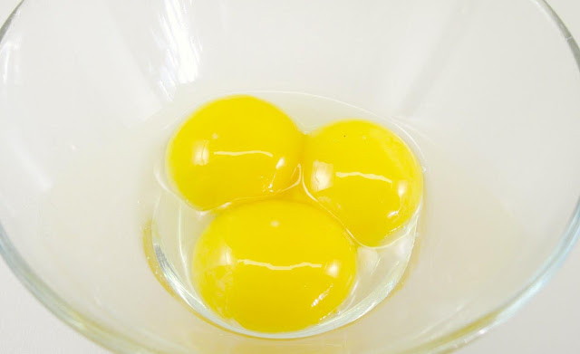 ماسك صفار البيض وزيت الزيتون لعلاج مختلف مشاكل البشرة 