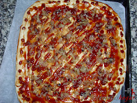 Pizza barbacoa con borde sorpresa-añadiendo cebolla