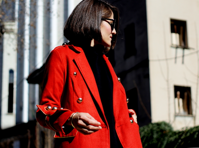 Abrigo rojo y las nuevas Skechers