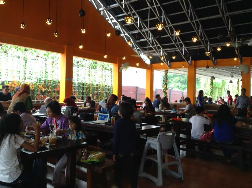 Harga Tas Di Outlet Ini Jadi Sorotan Desainnya Mirip Keranjang Emak Suarakalbar Co Id Referensi Masyarakat Kalimantan Barat