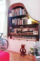 biblioteca hecha con un piano reciclado