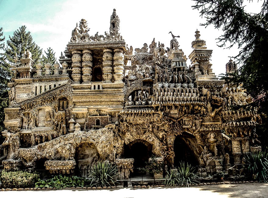 French Postman Spends 33 Years Building A Palace From Pebbles He Collected Along His 18-Mile Mail Route