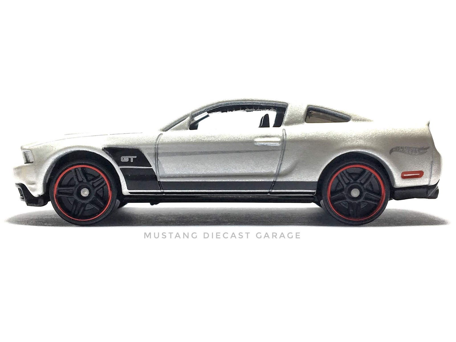 Cars Trucks Vans Diecast Toy Vehicles Hot Wheels 2010 Ford Mustang Gt White Redline Rims 1 64