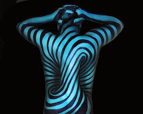 02-Natalie-Fletcher-Optical-Illusions-in-Body-Painting-www-designstack-co