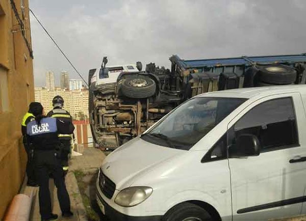 Muere trabajador al volcar camión, Las Palmas de Gran Canaria Muere trabajador al volcar camión, Las Palmas de Gran Canaria