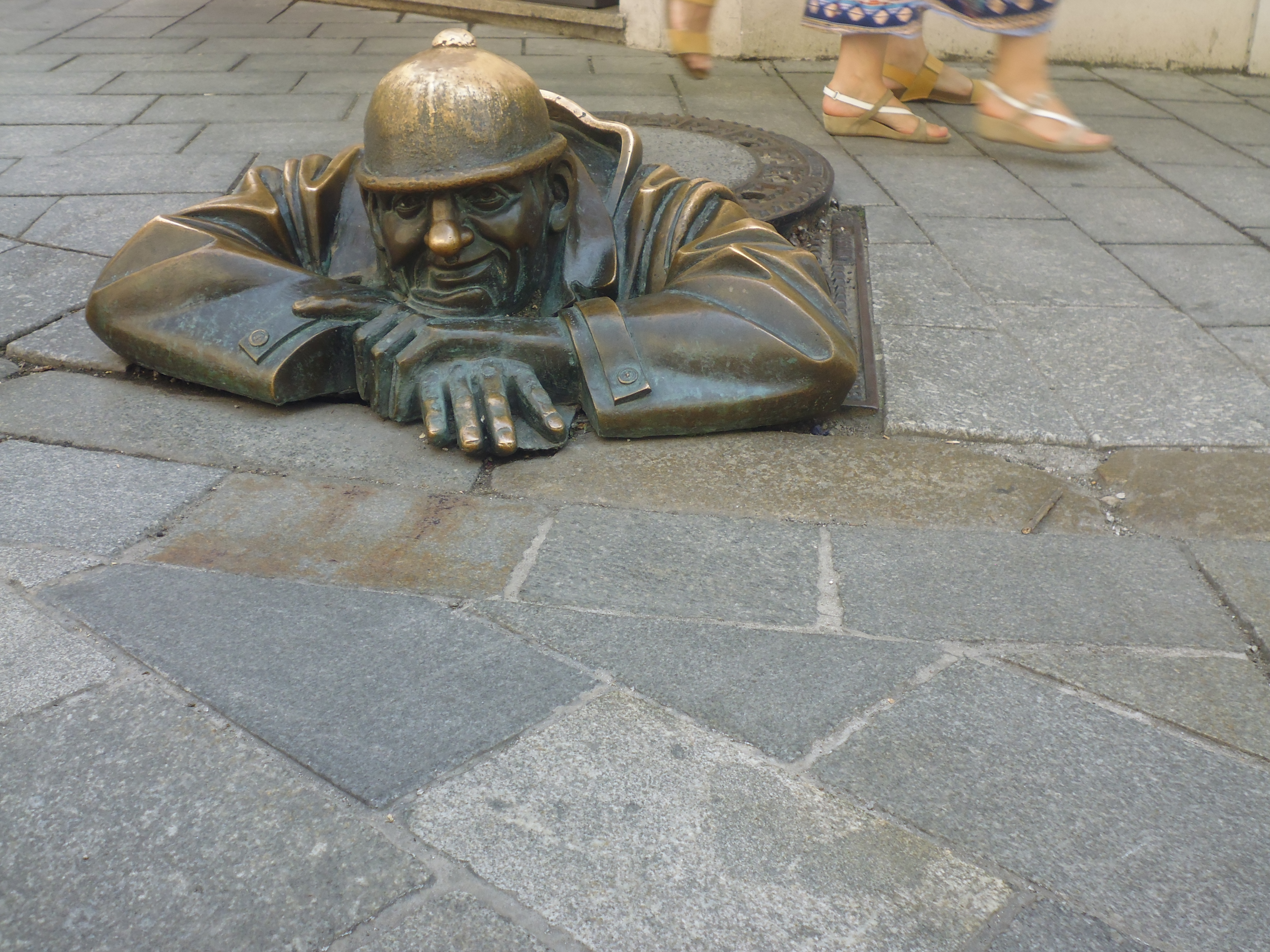 Rubberneck, estatua en Bratislava (Eslovaquia) (@mibaulviajero)